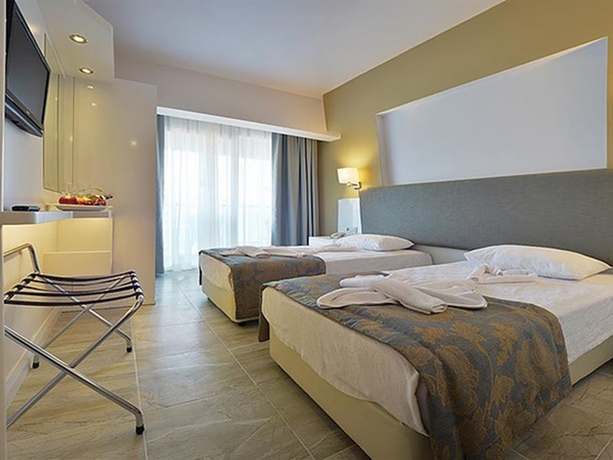 Imagen general del Hotel Maris Beach Otel. Foto 12