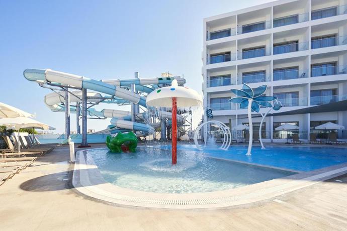Imagen de la piscina del Hotel Maris Grand Waterpark Resort. Foto 9