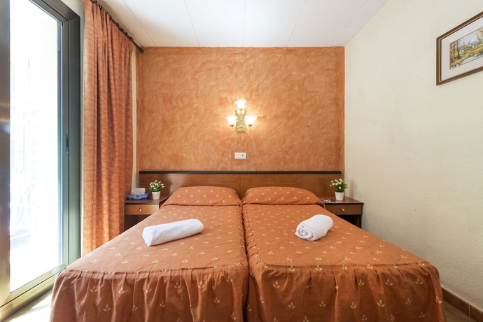 Imagen de la habitación del Hotel Marisol, Calella. Foto 10