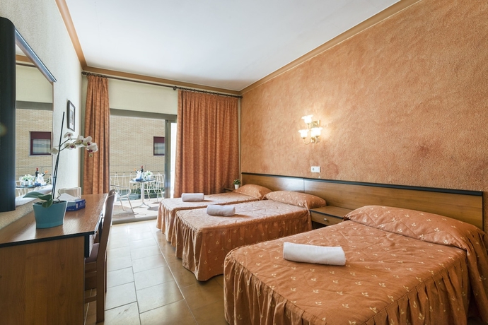 Imagen de la habitación del Hotel Marisol, Calella. Foto 11