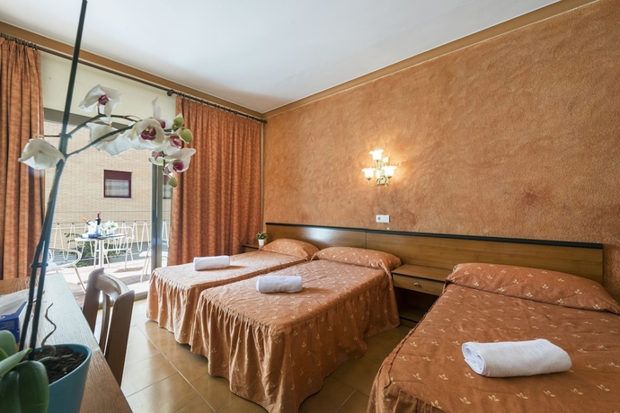 Imagen de la habitación del Hotel Marisol, Calella. Foto 12