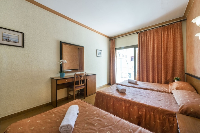 Imagen de la habitación del Hotel Marisol, Calella. Foto 13