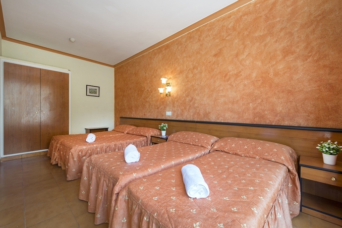 Imagen de la habitación del Hotel Marisol, Calella. Foto 16