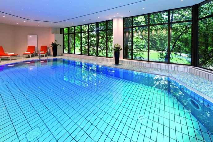 Imagen de la piscina del Hotel Maritim Bad Homburg. Foto 15