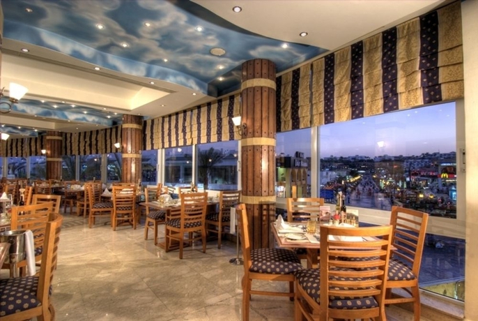 Imagen del bar/restaurante del Hotel Maritim Jolie Ville Resort and Casino Sharm El Sheikh. Foto 2