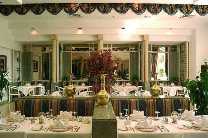 Imagen del bar/restaurante del Hotel Maritim Jolie Ville Resort and Casino Sharm El Sheikh. Foto 4