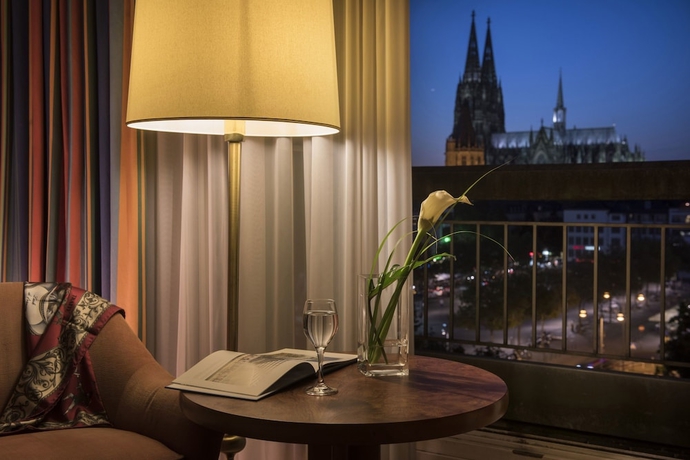 Imagen de la habitación del Hotel Maritim Köln. Foto 7