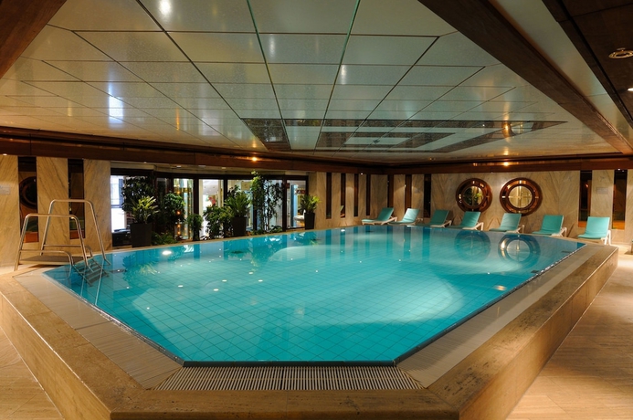 Imagen de la piscina del Hotel Maritim Köln. Foto 19