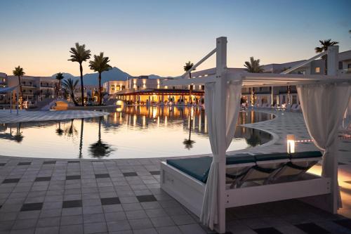 Imagen de la piscina del Hotel Maritim Resort Calabria. Foto 4