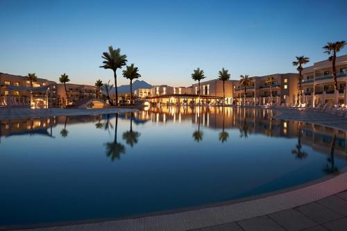 Imagen de la piscina del Hotel Maritim Resort Calabria. Foto 5