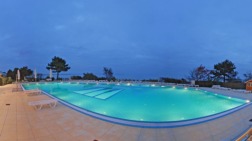 Imagen de la piscina del Hotel Maritim Seehotel Timmendorfer Strand. Foto 9