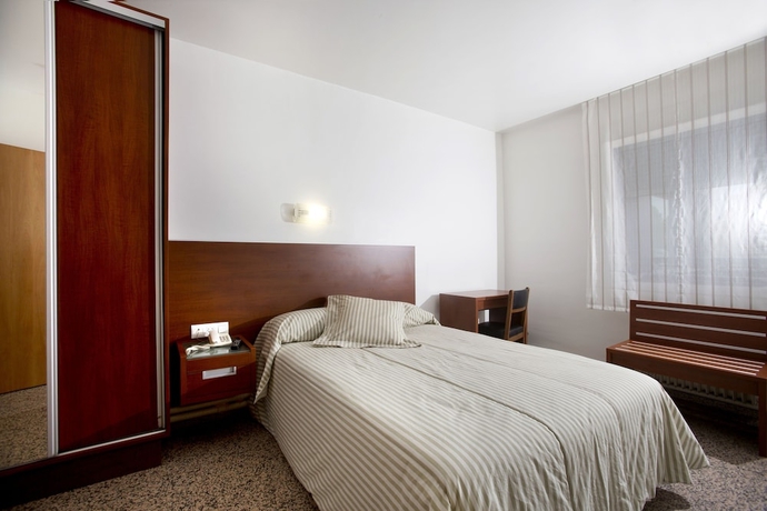 Imagen de la habitación del Hotel Marivella. Foto 10