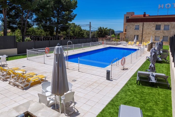 Imagen de la piscina del Hotel Marivella. Foto 19