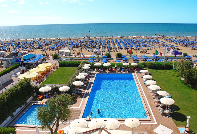 Imagen de la piscina del Hotel Mariver. Foto 16