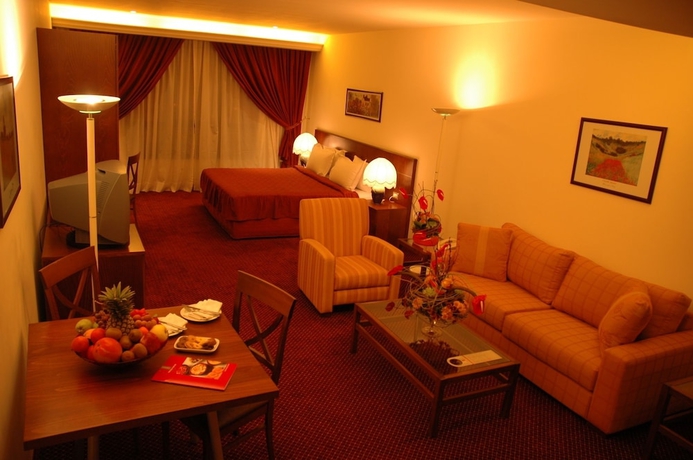 Imagen de la habitación del Hotel Markazia Suites. Foto 10