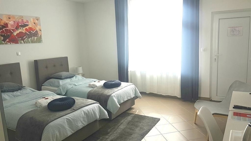 Imagen de la habitación del Hotel Marko Airport Rooms. Foto 7