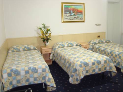 Imagen de la habitación del Hotel Marnie. Foto 2