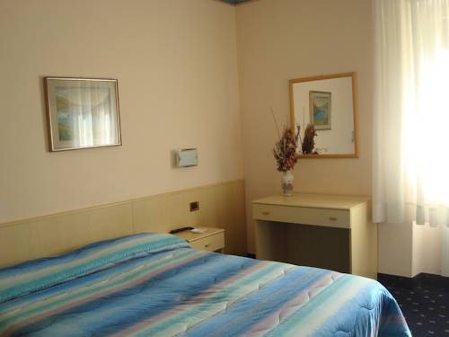 Imagen de la habitación del Hotel Marnie. Foto 5