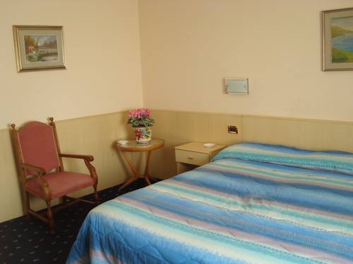 Imagen de la habitación del Hotel Marnie. Foto 6