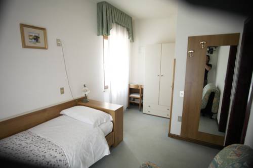 Imagen de la habitación del Hotel Maroni. Foto 14