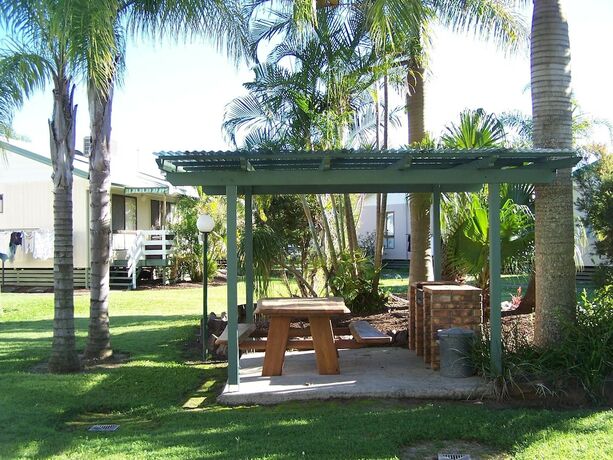 Imagen de los exteriores del Hotel Maroochy River Bungalows. Foto 26