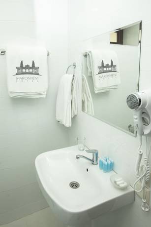 Imagen de la habitación del Hotel Marosheni. Foto 10