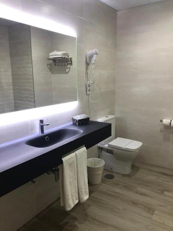 Imagen de la habitación del Hotel Marqu&eacute;s De Santillana. Foto 4