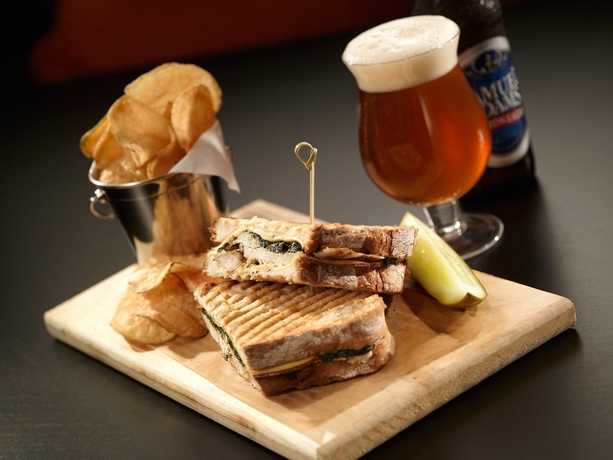 Imagen del bar/restaurante del Hotel Marriott Chicago O'hare. Foto 6