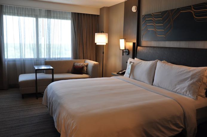 Imagen de la habitación del Hotel Marriott Chicago Schaumburg. Foto 8