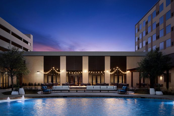 Imagen de la piscina del Hotel Marriott Dallas Allen Hotel & Convention Center. Foto 17
