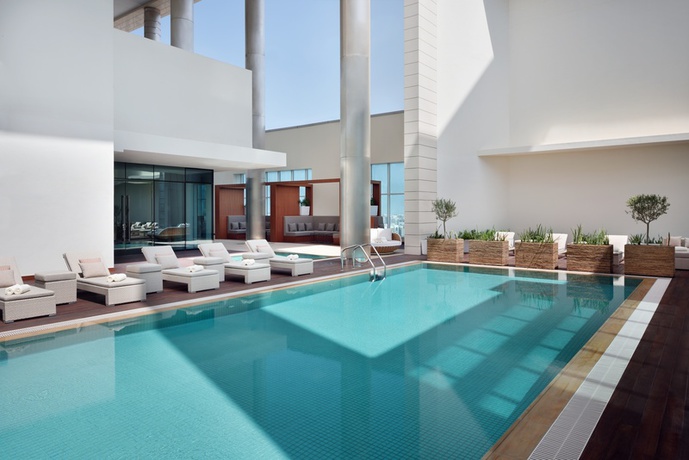 Imagen de la piscina del Hotel Marriott Downtown Abu Dhabi. Foto 28