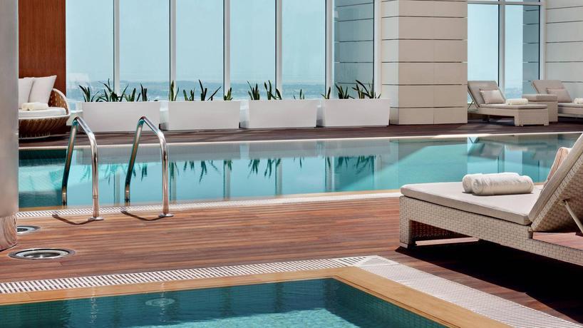 Imagen de la piscina del Hotel Marriott Downtown Abu Dhabi. Foto 29