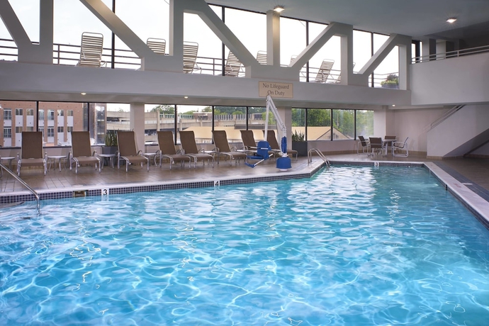 Imagen de la piscina del Hotel Marriott East Lansing at University Place. Foto 19