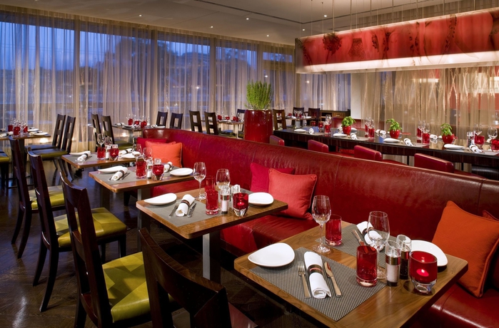 Imagen del bar/restaurante del Hotel Marriott Executive Apartments Millennium Court. Foto 3