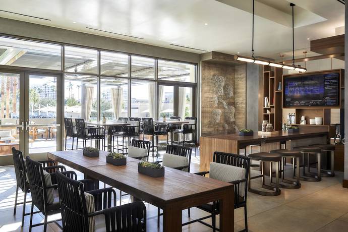 Imagen del bar/restaurante del Hotel Marriott Irvine Spectrum. Foto 2