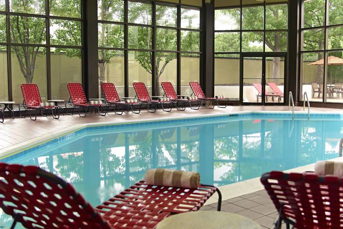 Imagen de la piscina del Hotel Marriott Kansas City Overland Park. Foto 17