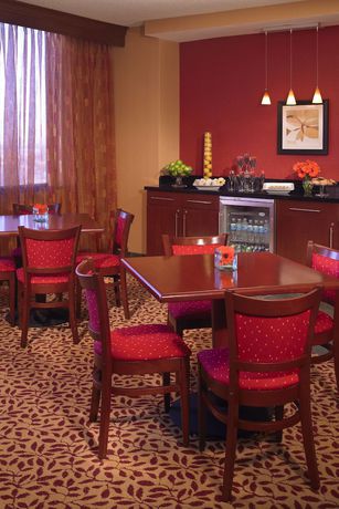 Imagen de los interiores del Hotel Marriott Kansas City Overland Park. Foto 16
