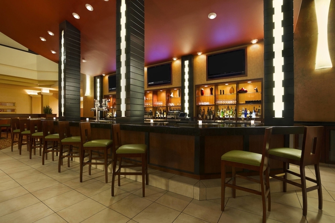 Imagen del bar/restaurante del Hotel Marriott Madison West. Foto 4
