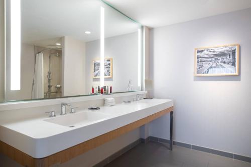 Imagen de la habitación del Hotel Marriott Marquis Chicago. Foto 17