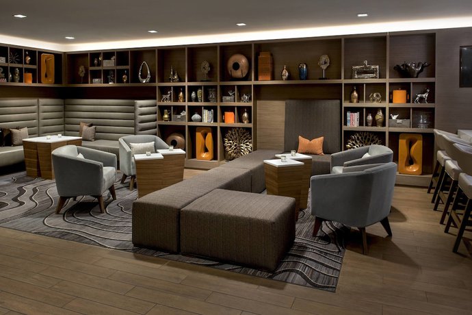 Imagen del bar/restaurante del Hotel Marriott Melville Long Island. Foto 4
