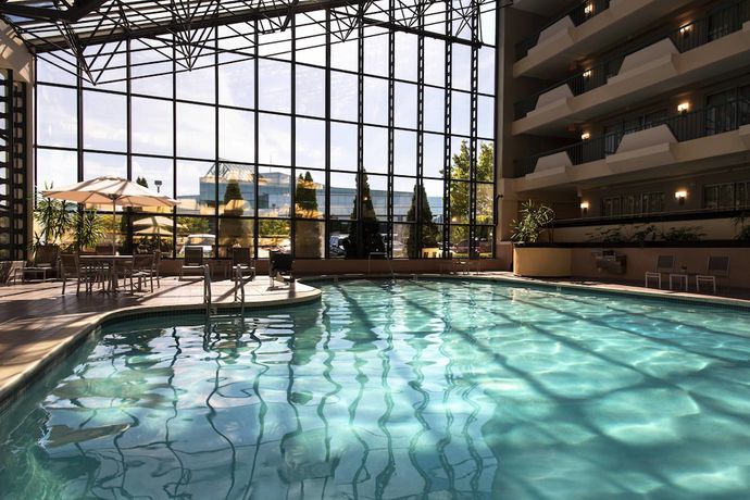 Imagen de la piscina del Hotel Marriott Melville Long Island. Foto 16