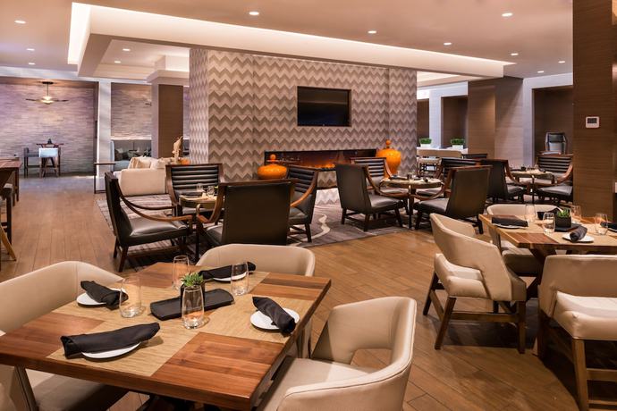 Imagen del bar/restaurante del Hotel Marriott Melville Long Island. Foto 5