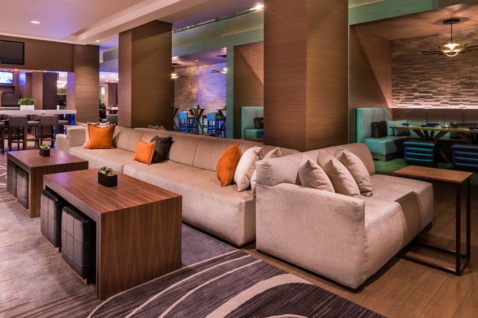 Imagen del bar/restaurante del Hotel Marriott Melville Long Island. Foto 6