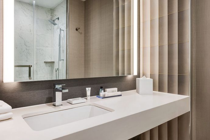 Imagen de la habitación del Hotel Marriott New York JFK Airport. Foto 5