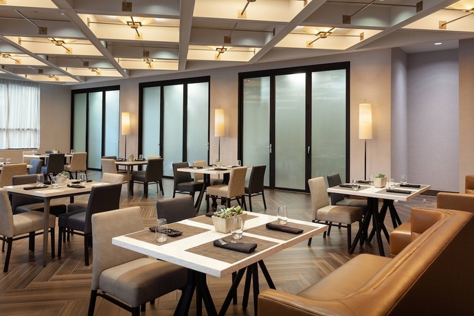 Imagen del bar/restaurante del Hotel Marriott Phoenix Airport. Foto 2