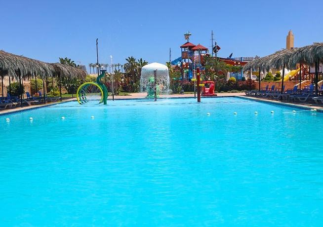 Imagen de la piscina del Hotel Marseilia Aqua Park. Foto 17
