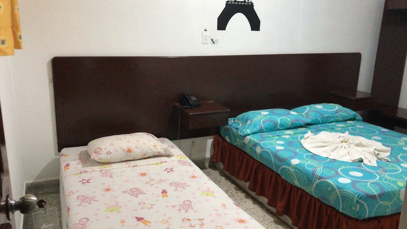 Imagen de la habitación del Hotel Marseille. Foto 14