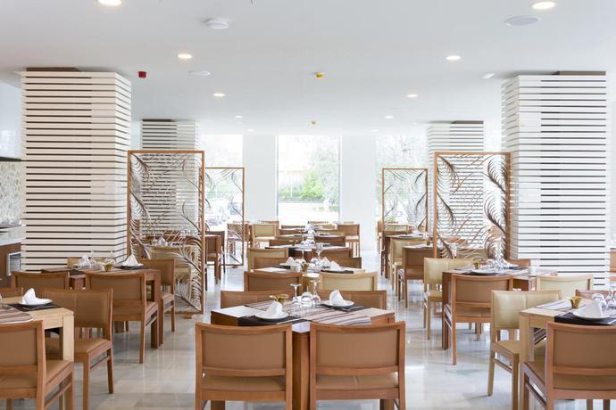 Imagen del bar/restaurante del Hotel Marsenses Puerto Pollensa and Spa - Adults Only. Foto 2