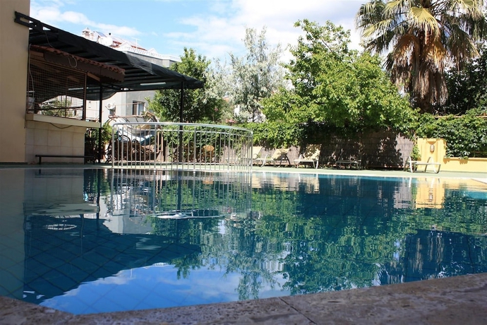 Imagen de la piscina del Hotel Marsyas. Foto 18