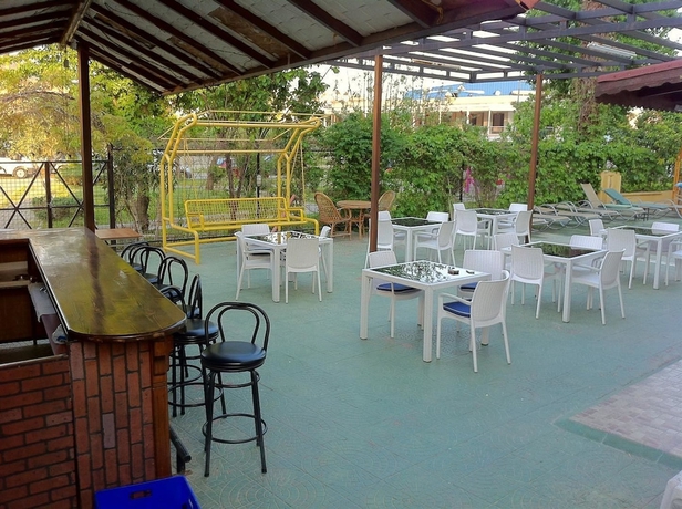 Imagen de la piscina del Hotel Marsyas. Foto 19